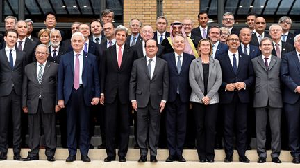 Les représentants de&nbsp;70 pays et organisations internationales réunis autour de François Hollande, le 15 janvier 2017 à Paris, à l'occasion d'une conférence sur la paix au Proche-Orient. (BERTRAND GUAY / AFP)