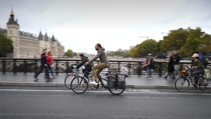 Des cyclistes devant la Conciergerie à Paris, le 1er octobre 2017. (ERIC FEFERBERG / AFP)