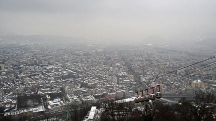 Grenoble (Isère) sous la neige, le 24 janvier 2017. (JEAN-PIERRE CLATOT / AFP)