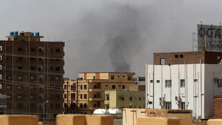 De la fumée dans le ciel de Khartoum (Soudan), le 15 avril 2023, alors que des affrontements opposent l'armée aux Forces de soutien rapide dans la capitale soudanaise. (AFP)