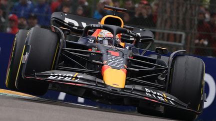 Le Néerlandais Max Verstappen impressionnant de maîtrise lors du Grand Prix d'Emilie-Romagne, le 24 avril 2022 sur le circuit d'Imola. (MIGUEL MEDINA / AFP)