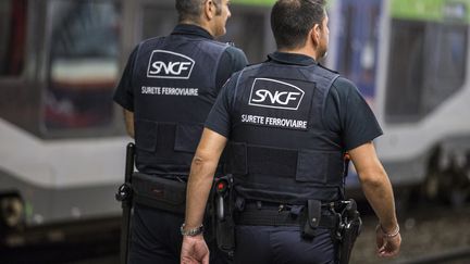 Des agents de sécurité de la SNCF patrouillent à Paris, le 14&nbsp;septembre 2016. (GEOFFROY VAN DER HASSELT / AFP)