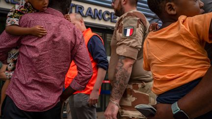 Un soldat français parmi les personnes attendant à l'entrée de l'aéroport Diori Hamani de Niamey au Niger, le 2 août 2023. (JONATHAN SARAGO / MINISTRY FOR EUROPE AND FOREIGN )