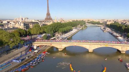 Favorite du relais mixte en triathlon lundi 5 août, l'équipe de France n’a pas remporté de médaille après une chute. Mais les spectateurs ont pu profiter d’un parcours en plein cœur de Paris.