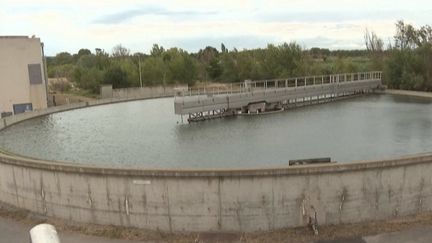 Pour trouver de l'eau en pleine période de sécheresse, certaines entreprises proposent des solutions comme la réutilisation des eaux souillées. Une pratique déjà répandue à l'étranger, mais très peu développée en France. (CAPTURE ECRAN FRANCE 2)