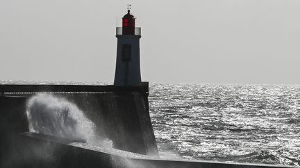 Des rafales de vent balaient le front de mer aux Sables-d'Olonne (Vendée), le 8 octobre 2024. (FRANCK DUBRAY / MAXPPP)