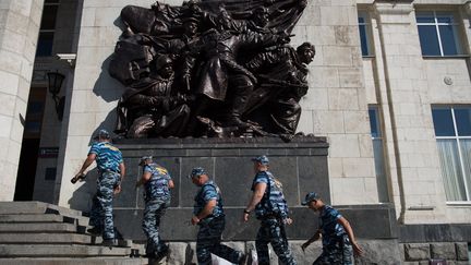 Des officiers de sécurité russes en gare de Volgograd, le 18 juin 2018. (NICOLAS ASFOURI / AFP)