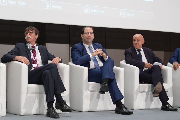 Le premier ministre tunisien, Youssef Chahed (au centre), assiste auprès de Jérôme Bouvier (à gauche), président de l'association Journalisme et citoyenneté, à l'ouverture des Assises du journalisme, le 15 novembre 2018 à Tunis. (FETHI BELAID/AFP)