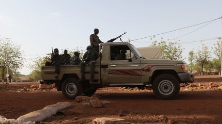 Un soldat de la junte malienne patrouille &agrave; Kati, dans les environs de la capitale, Bamako, le 3 avril 2012.&nbsp; (LUC GNAGO / REUTERS)