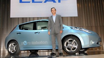 Carlos Ghosn, PDG de Nissan, présente la Leaf au siège social du groupe japonais à Yokohama, le 2 août 2009. (AFP/TORU YAMANAKA)