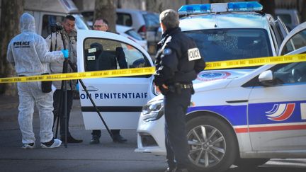 La police scientifique intervient sur les lieux de l'attaque du convoi pénitentiaire, à Tarascon, dans les&nbsp;Bouches-du-Rhône. (GERARD JULIEN / AFP)