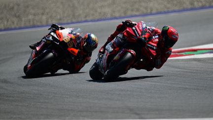 Francesco Bagnaia devant Brad Binder lors du Grand Prix d'Autriche de MotoGP, le 20 août 2023. (JURE MAKOVEC / AFP)