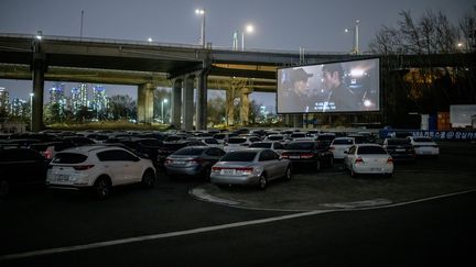 En Corée du Sud, le succès du cinéma en plein air pour faire face au coronavirus, mars 2020 (ED JONES / AFP)