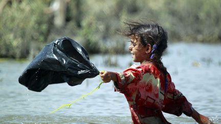 Cette région mésopotamienne (éthymologiquement «entre les deux fleuves») couvrait originellement quelque 20.000 km². Mais le réchauffement climatique, l'agriculture et les barrages hydroliques menacent le débit de l'eau du Tigre et de l'Euphrate qui forment ces marais. (AFP PHOTO / HAIDAR HAMDANI HAIDAR HAMDANI / AFP)