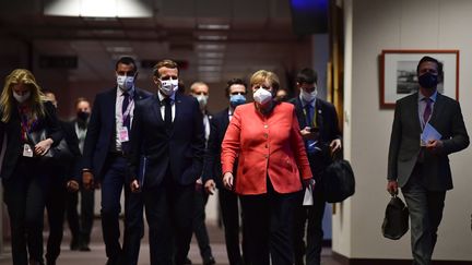 Angela Merkel et Emmanuel Macron arrivent pour une conférence de presse conjointe à la fin du sommet européen, à Bruxelles, le 21 juillet 2020. (JOHN THYS / POOL)