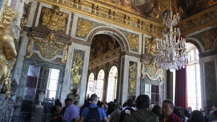 Image d'illustration. Des touristes au château de Versailles.&nbsp; (PIERRE HECKLER / MAXPPP)