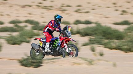 Le Chilien José Ignacio Cornejo sur sa Honda lors de la 4e étape du Dakar, le 9 janvier 2024. (ANTONIN VINCENT / AFP)