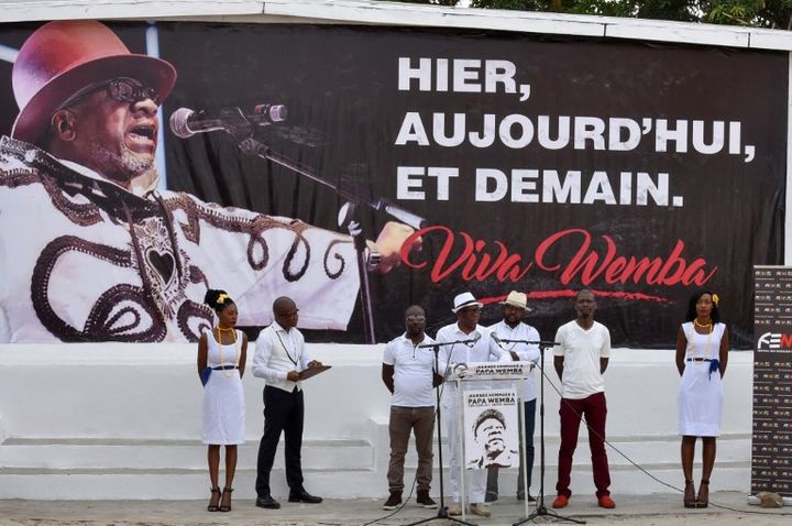 Salif Traoré, dit "A'Salfo", du groupe Magic System rend hommage à Papa Wemba
 (Sia KAMBOU / AFP)