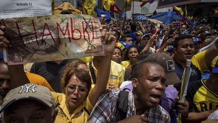  (Le 14 mai dernier à Caracas, des manifestants contre le président du Venezuela et le mot "faim" sur une pancarte © MaxPPP)