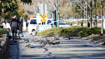 Avec son véhicule, le tueur a notamment semé la panique sur une piste de vélo, où restaient des deux-roues détruits. (BRENDAN MCDERMID / REUTERS)