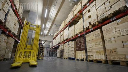 Des caisses de vin de grands crus français dans un entrepôt de stockage dans les bâtiments du Ports Francs, à Genève, en 2014.&nbsp; (MAXPPP)