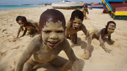 Sur une plage de l'île de Sal, au Cap-Vert, des enfants se sont couverts de sable (photo d'illustration). (GUILLAUME SOULARUE / ONLY WORLD / AFP)