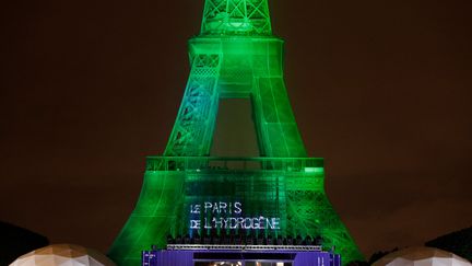 La Tour Eiffel s'est illuminée à l'hydrogène mardi 24 avril. (GEOFFROY VAN DER HASSELT / AFP)