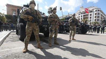 Soldats tunisiens en mission de sécurité en mars 2018 à Tunis. (YASSINE GAIDI / ANADOLU AGENCY / AFP)