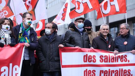 Le secrétaire général&nbsp;de la&nbsp;CGT, Philippe Martinez et le secrétaire général, FO Yves Veyrier lors d'une mobilisation interprofessionnelle sur les salaires et l'emploi à Paris, le 27 janvier 2022. (THOMAS SAMSON / AFP)