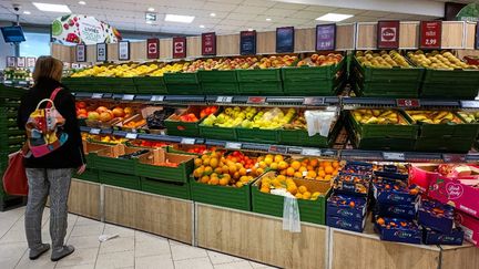 Une femme au rayon fruits et légumes d'un supermarché de Paris, le 19 février 2024. (RICCARDO MILANI / HANS LUCAS / AFP)