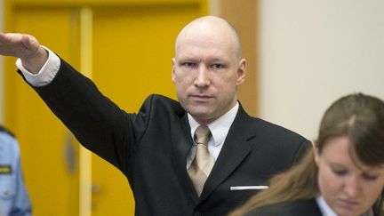 15 mars 2016. Anders Behring Breivik, faisant le salut nazi, lors de son arrivée pour une audience à la prison de Skien en Norvège. (JONATHAN NACKSTRAND / AFP)