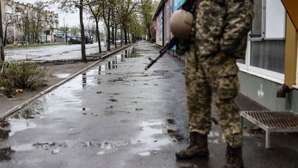 Un soldat dans une rue de&nbsp;Severodonetsk, dans la région du Donbass, en avril 2022. (RONALDO SCHEMIDT / AFP)