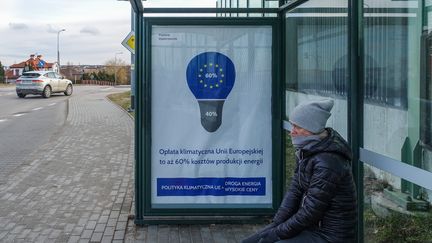 Une affiche blâmant l'Europe pour la flambée des prix de l'énergie est installée à un arrêt de bus de la la ville de Gdansk en Pologne le 20 février 2022. (MICHAL FLUDRA / NURPHOTO)