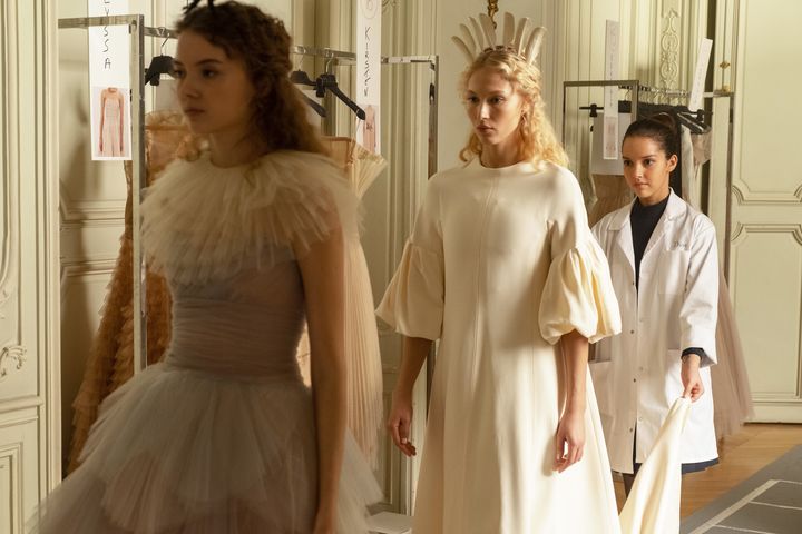 Lyna Khoudri tient la traine du mannequin dans le film "Haute couture"&nbsp;de Sylvie Ohayon&nbsp; (Roger DO MINH - LES FILMS DU 24)