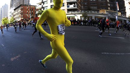 Un homme en combinaison zentai participe au marathon de New York, le 6 novembre 2011. Pour prouver que le Lycra est une mati&egrave;re qui respire ? (TIMOTHY CLARY / AFP)