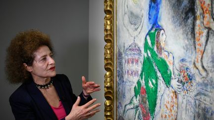 Meret Meyer analyse l'un des tableaux de son grand-père, Marc Chagall, présenté à l'exposition&nbsp;"Chagall, du noir et blanc à la couleur", à Aix-en-Provence. (CHRISTOPHE SIMON / AFP)