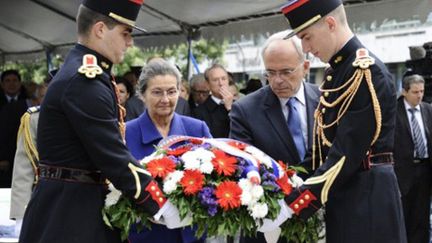 Simone Veil et le secrétaire d'Etat aux Anciens combattants, Marc Laffineur, à Paris le 17 juillet 2011 (AFP PHOTO / MIGUEL MEDINA)