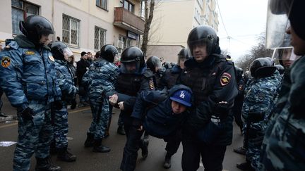 La police interpelle des protestataires &agrave; l'ext&eacute;rieur du tribunal de Moscou (Russie), o&ugrave; &eacute;taient jug&eacute;s huit manifestants anti-Poutine, lundi 24 f&eacute;vrier 2014. (VASILY MAXIMOV / AFP)