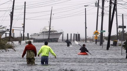 Des habitants de Lindenhurst, dans l'&eacute;tat de New York, dans les rues innond&eacute;es de la ville, le 29 octobre 2012.&nbsp; (JASON DE CROW AP / SIPA )