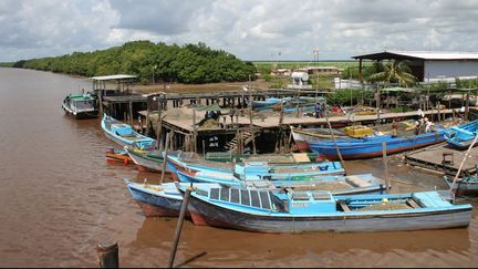 Un port de la rivière Berbice, au Guyana. Un grand nombre de suicide se concentrent le long de ce cours d'eau qui sépare le Guyana du Suriname. (Commons)