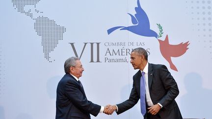 Le pr&eacute;sident cubain, Raul Castro, et son homologue am&eacute;ricain, Barack Obama, le 11 avril 2015 au Panama. (MANDEL NGAN / AFP)