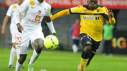 Le Brestois Ousmane Coulibaly face au Sochalien Jérôme Roussillon (FRED TANNEAU / AFP)