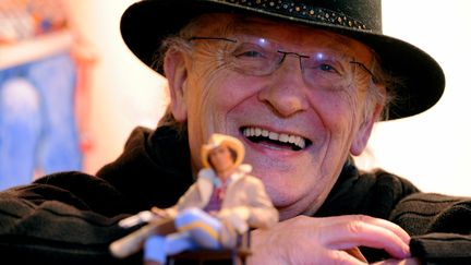 Jean Giraud, alias Moebius, le 15 janvier 2009 &agrave; Paris. L'auteur pose devant une figurine de Blueberry, son h&eacute;ros le plus c&eacute;l&egrave;bre. (FRANCK FIFE / AFP)