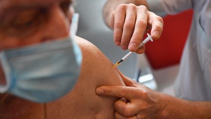 Un homme reçoit une dose du vaccin contre le Covid-19, dans un centre de vaccination à Quimper, le 16 février 2021. Photo d'illustration. (FRED TANNEAU / AFP)