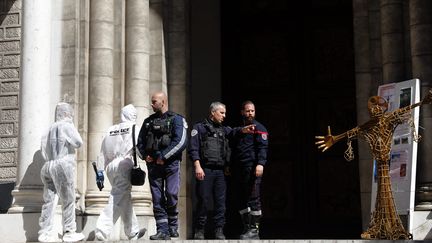 Des policiers devant l'église&nbsp;Saint-Pierre-d'Arène de Nice (Alpes-Maritimes), après une attaque au couteau, le 24 avril 2022.&nbsp; (MAXPPP)