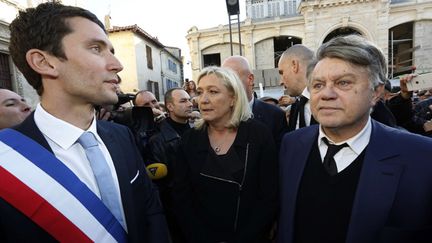 &nbsp; (Marine Le Pen a manifesté en hommage aux victimes des attentats à Beaucaire (Gard). © Reuters)