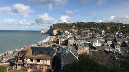 Étretat, en Seine-Maritime, espère retrouver ses touristes. Vue générale prise le 10 mars 2020, 7 jours avant le premier confinement.&nbsp; (THOMAS SCHONHEERE / RADIO FRANCE)