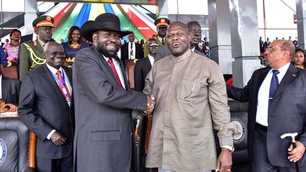 Cette nouvelle entente laisse les observateurs sceptiques car, pensent-ils, faire travailler ensemble MM. Kiir et Machar ne sera pas une mince affaire, leur coopération ayant toujours par le passé abouti au conflit avant le chaos. Entre eux, presque cinq années d'une guerre civile qui a fait 400.000 morts, selon une récente étude réalisée par des chercheurs britanniques. Triste baptême pour le plus jeune pays du monde, dont l'indépendance remonte à 2011 seulement. Pour preuve de sa bonne volonté, le lendemain des retrouvailles, le président Salva Kiir a tenu sa promesse en libérant deux proches de son ex-vice-président, devenu rebelle, Riek Machar. Son porte-parole et un conseiller, tous deux condamnés à mort en février 2018 pour trahison.

	  (PRESIDENTIAL PRESS UNIT - UGANDA / AFP)