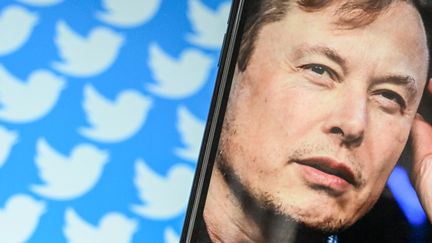 Le propriétaire de Twitter Elon Musk a annoncé une restriction temporaire dans la lecture des tweets. (OSMANCAN GURDOGAN / ANADOLU AGENCY / AFP)