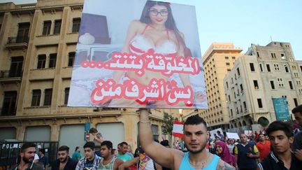 Ces manifestants contre la corruption au Liban brandissent une pancarte de l'actrice X, Mia Khalifa, d'origine libanaise. Sur la pancarte est écrit: «il est vrai qu'elle pratique le sexe, mais elle est plus décente que vous.» (AFP)